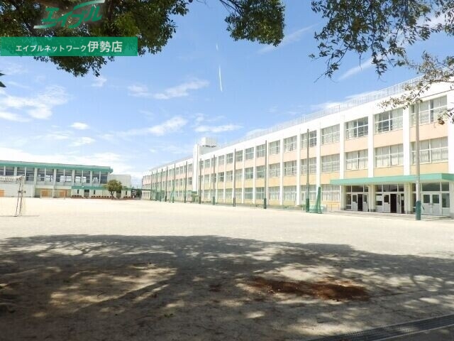 小学校　伊勢市立小俣小学校（小学校）まで707m