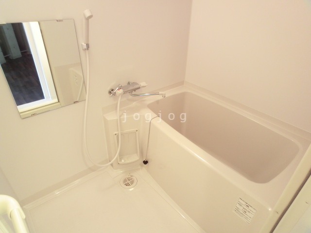 バス・シャワールーム　浴槽横の棚にはボトルを収納可能です。