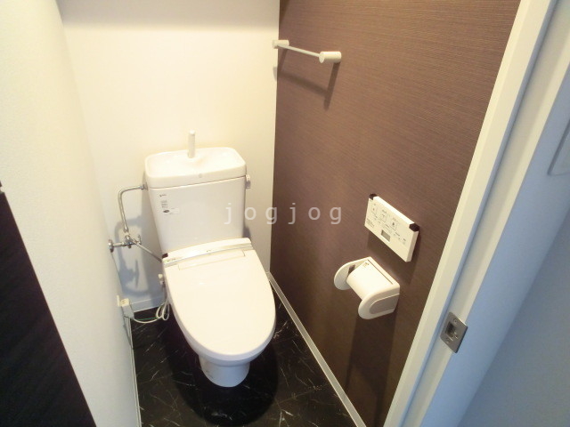 トイレ　温水洗浄便座、タオル掛けを完備しています。