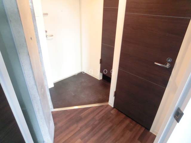 玄関　建具がダークブラウンで統一されており落ち着いた印象です。