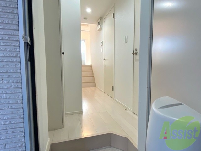 玄関　玄関を入ると正面に居室、左手にお風呂トイレです