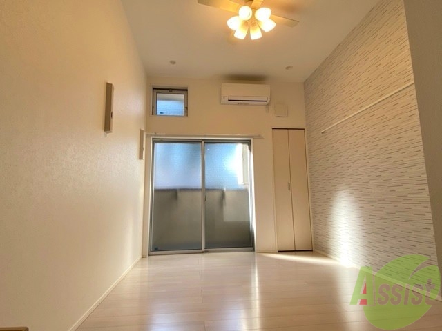 居室・リビング　リビングは６．８帖、照明もすてきですねー