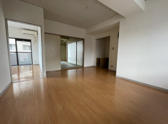 居室・リビング　こちらのリビングで趣味の時間をお楽しみください