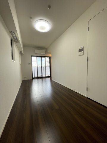 居室・リビング　落ち着いた色合いの床材を使用した居住空間です。