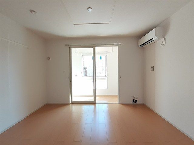 居室・リビング　こちらの居間で趣味の時間をお楽しみください