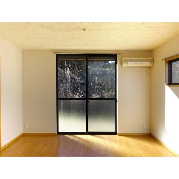 居室・リビング　室内写真は別部屋の写真です。