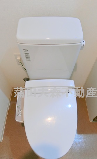 トイレ　温水洗浄便座付きのトイレ