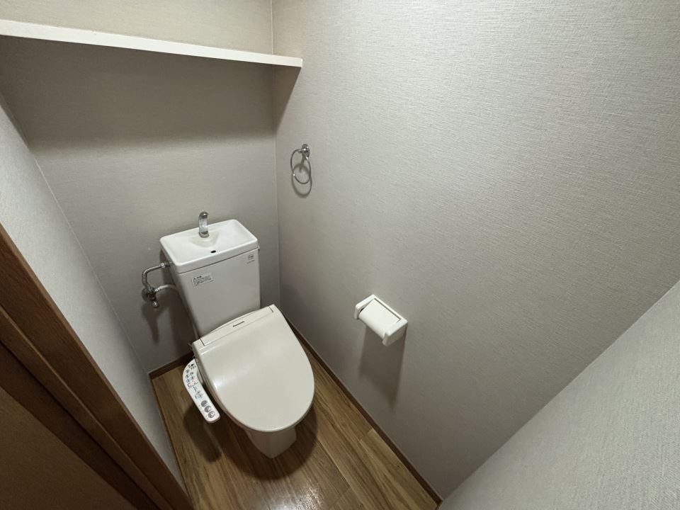 トイレ　温水洗浄付き便座です