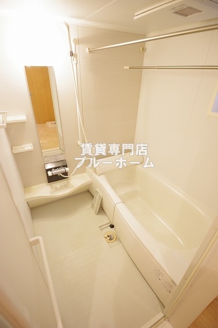 バス・シャワールーム　浴室乾燥・追い焚き機能付きのお風呂！