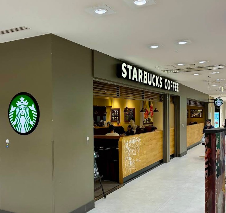 飲食店　スターバックスコーヒー 蛍池ルシオーレ店（飲食店）まで597m