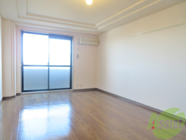 居室・リビング　１１．６帖の広いお部屋は陽当たりも良いです。