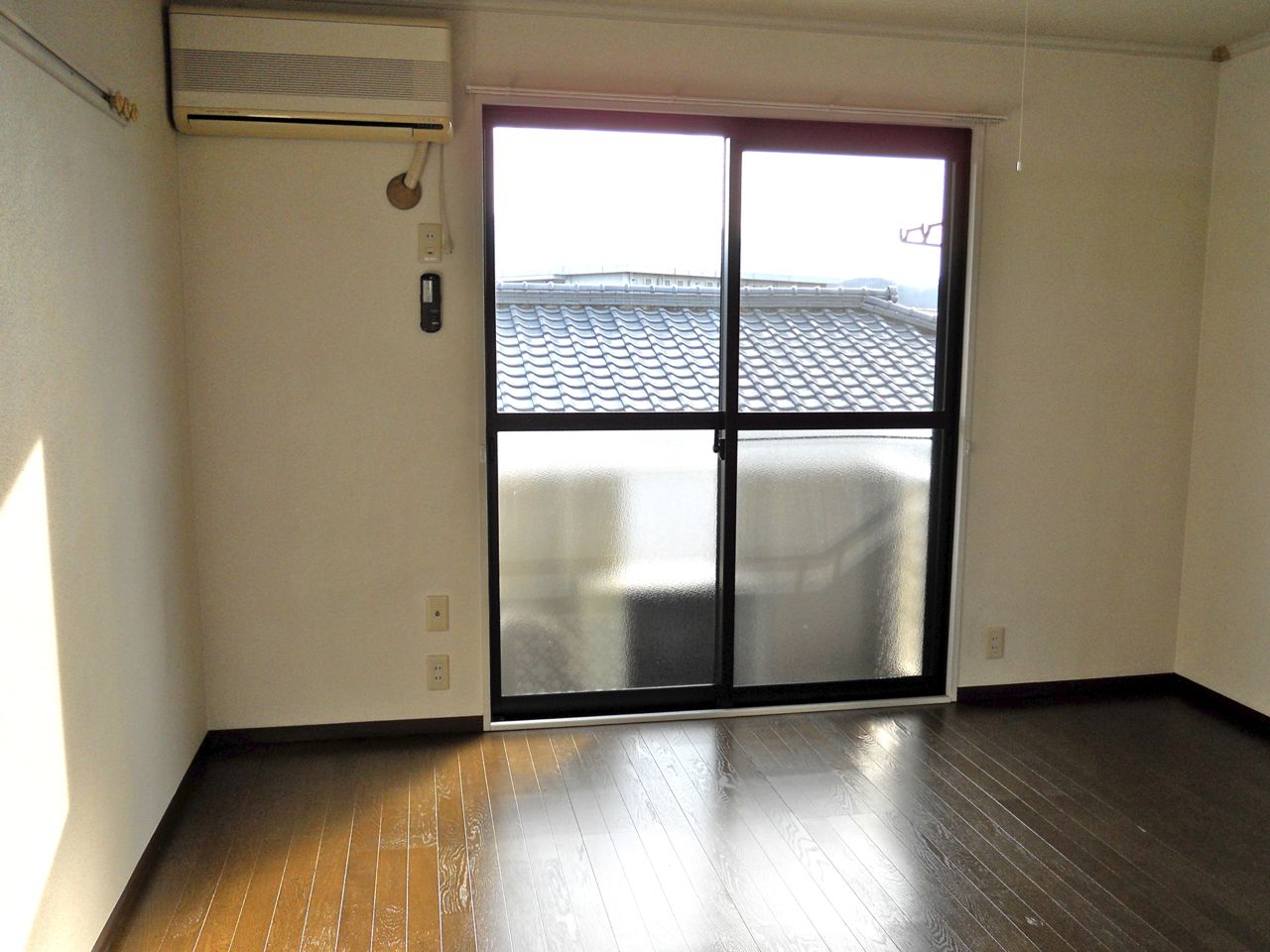 居室・リビング　クロス張り替えました