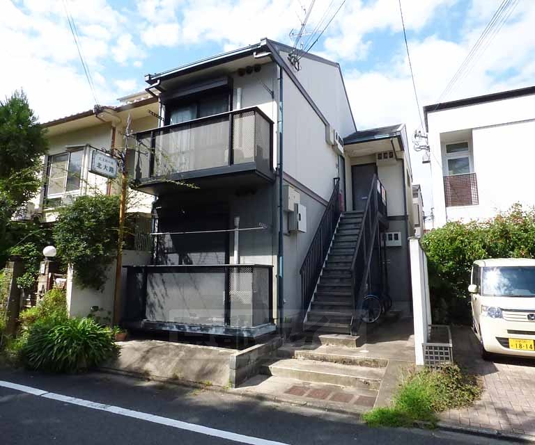 京都市北区小山上総町のアパートの建物外観