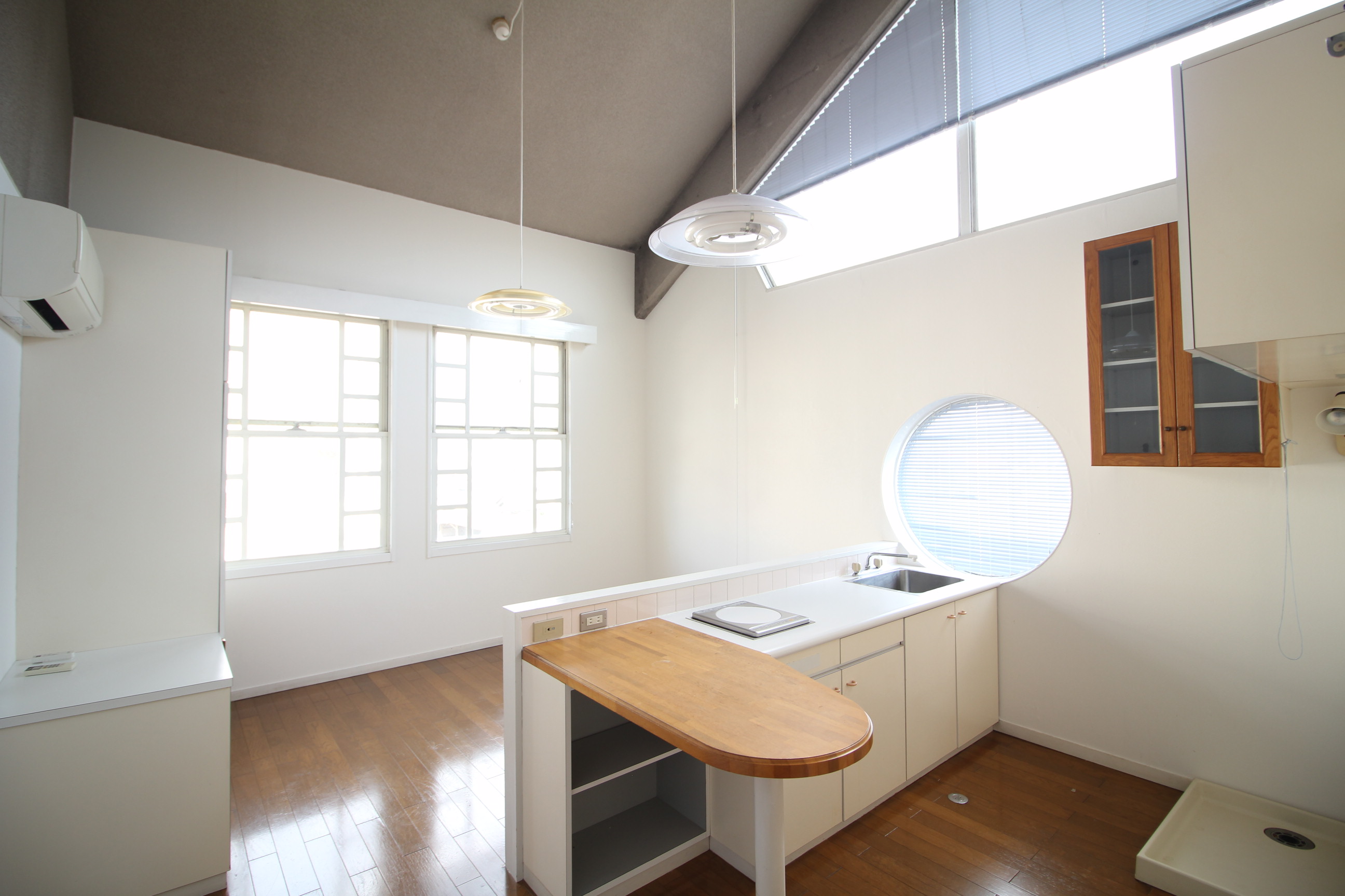 居室・リビング　天井が高く明るい洋室！