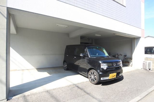 【松山市辻町のマンションの駐車場】