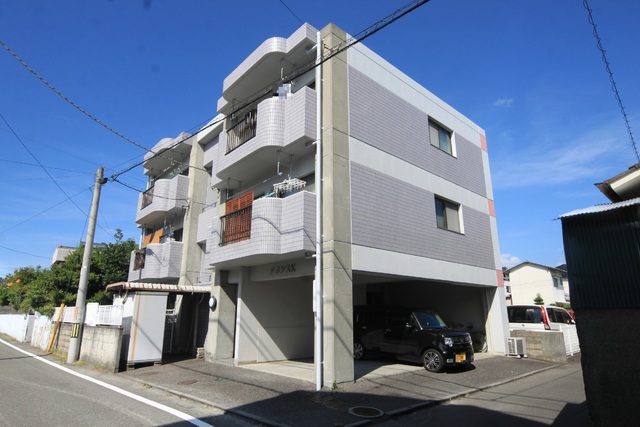 松山市辻町のマンションの建物外観