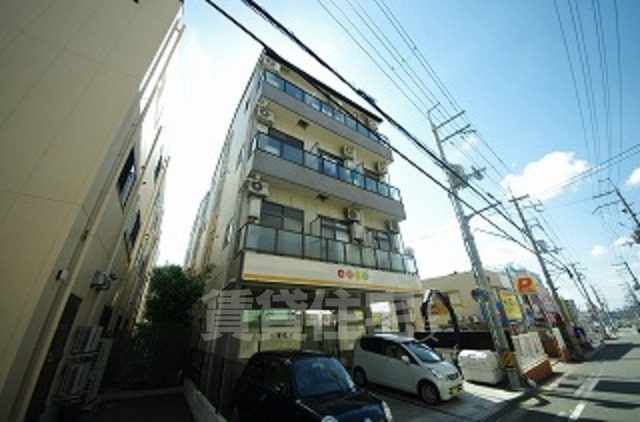 東大阪市下六万寺町のマンションの建物外観