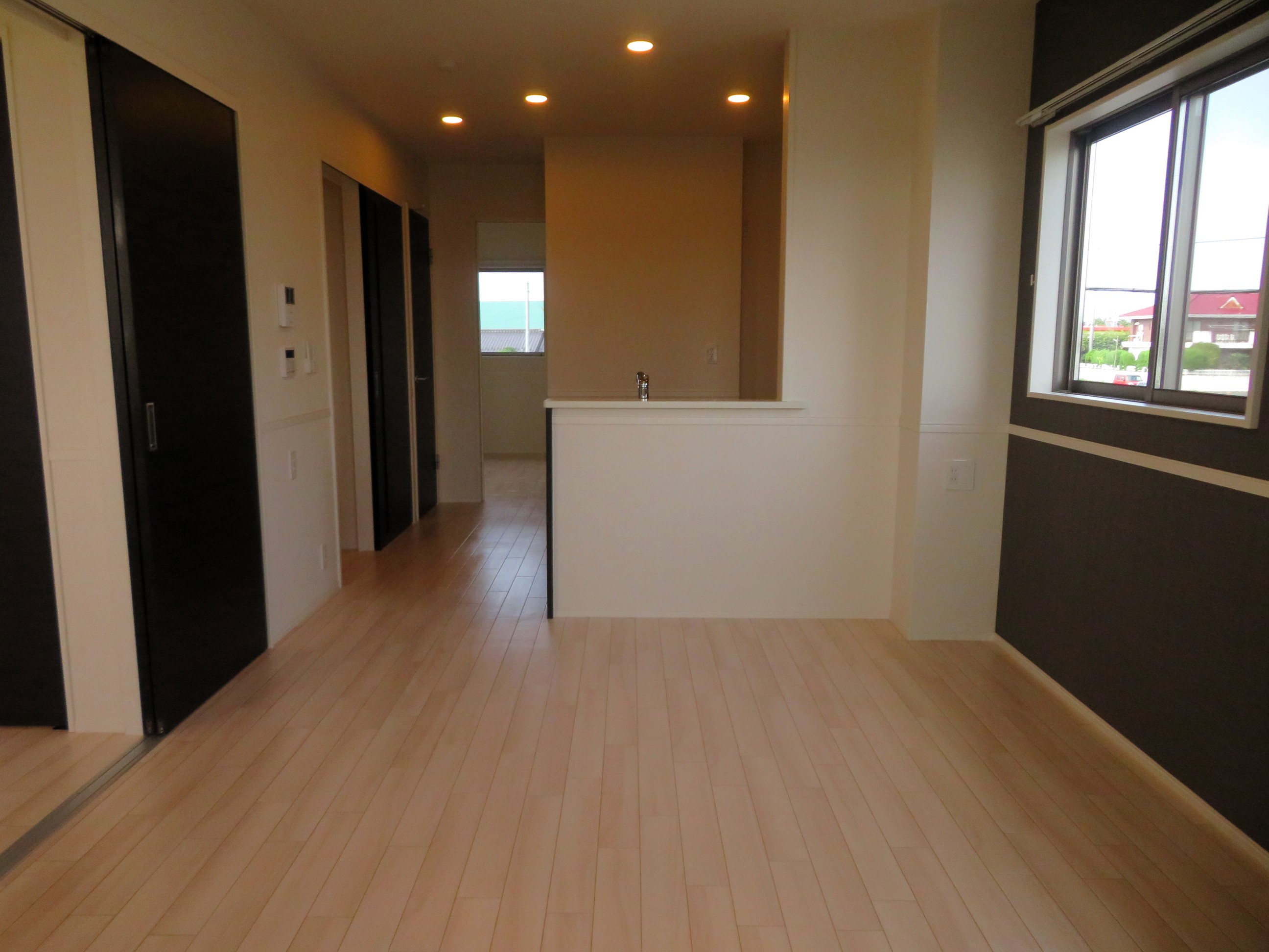 その他　日当たり良好な広々リビングです。アクセントクロスが特徴的！