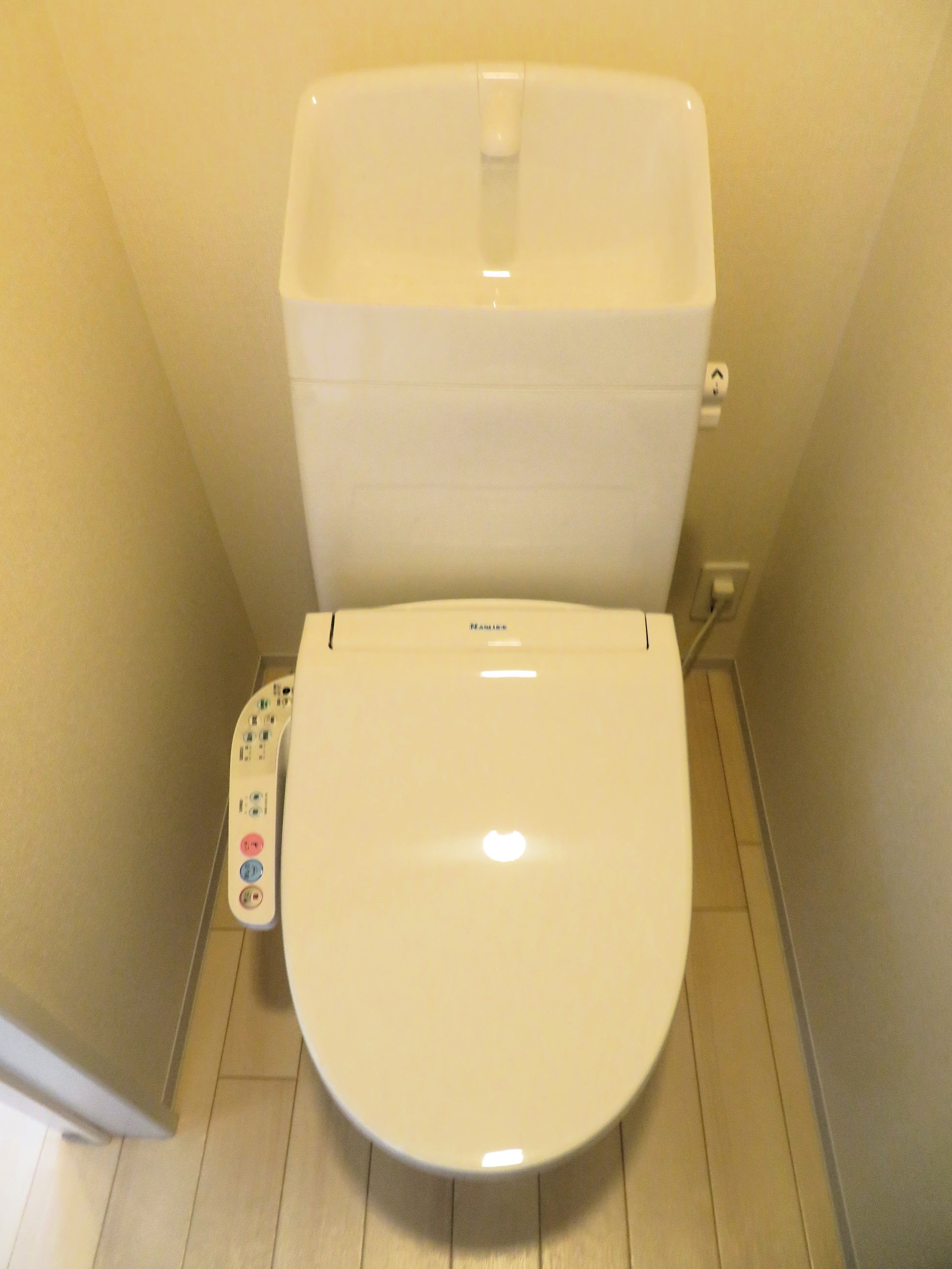 トイレ　シャワー付きトイレ。上には収納が御座います。