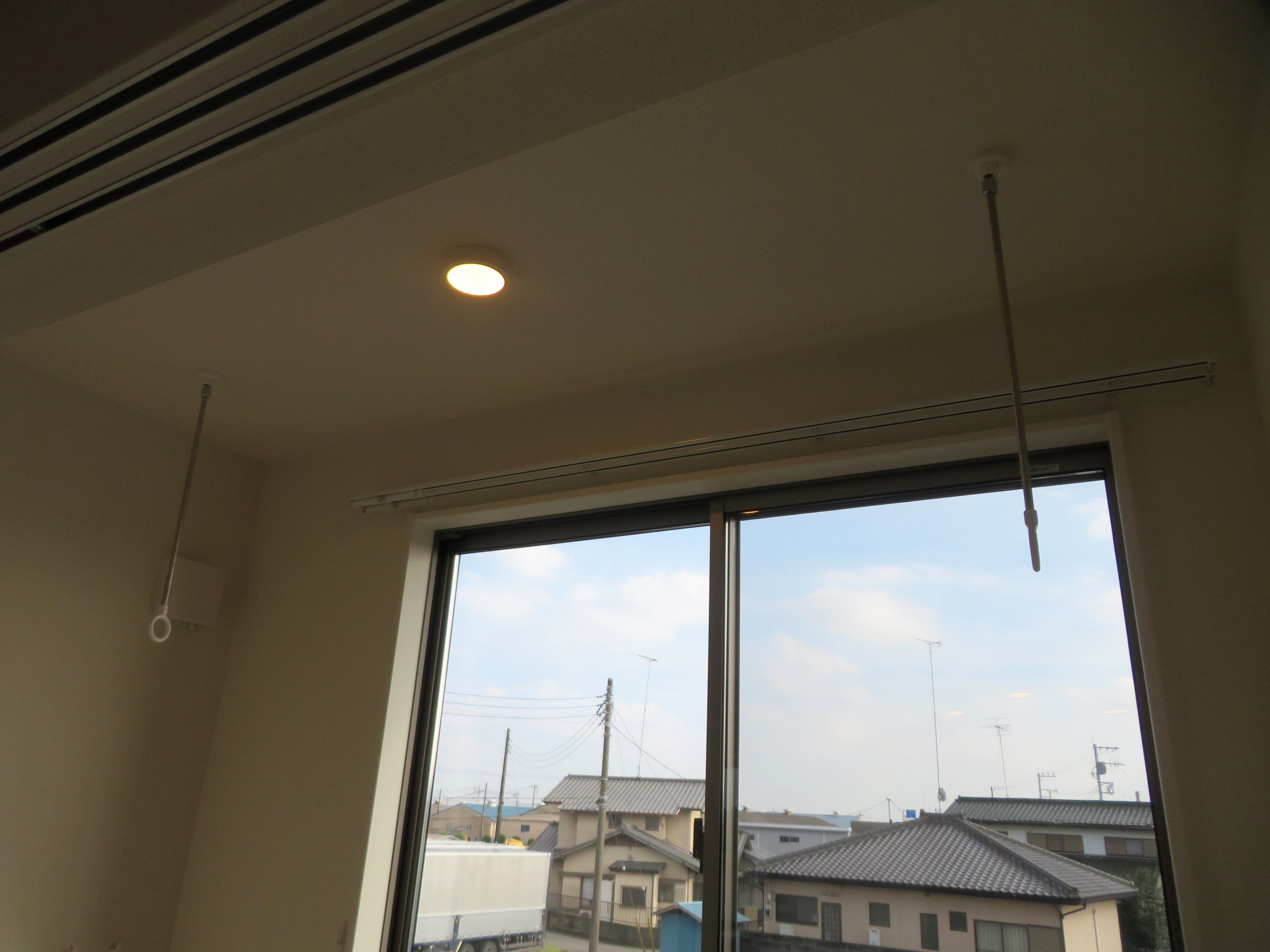 バルコニー　インナーテラス。室内用物干しで雨の日も安心♪