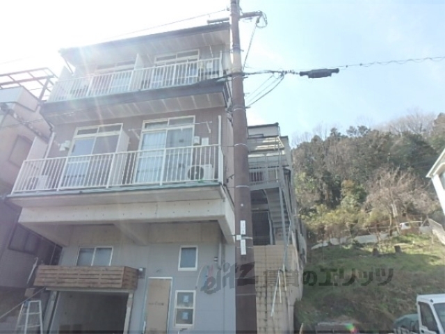 京都市北区西賀茂蟹ケ坂町のアパートの建物外観