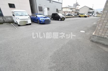 【ハピネス三条の駐車場】