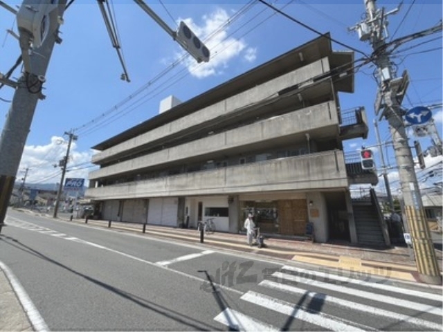 【香芝市下田西のマンションの建物外観】