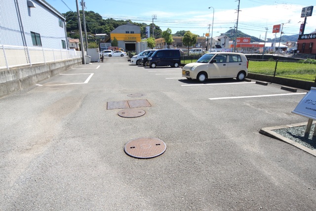 【サン・コート　Ｍの駐車場】