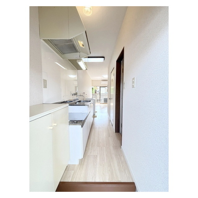 玄関　玄関から続くキッチンスペース