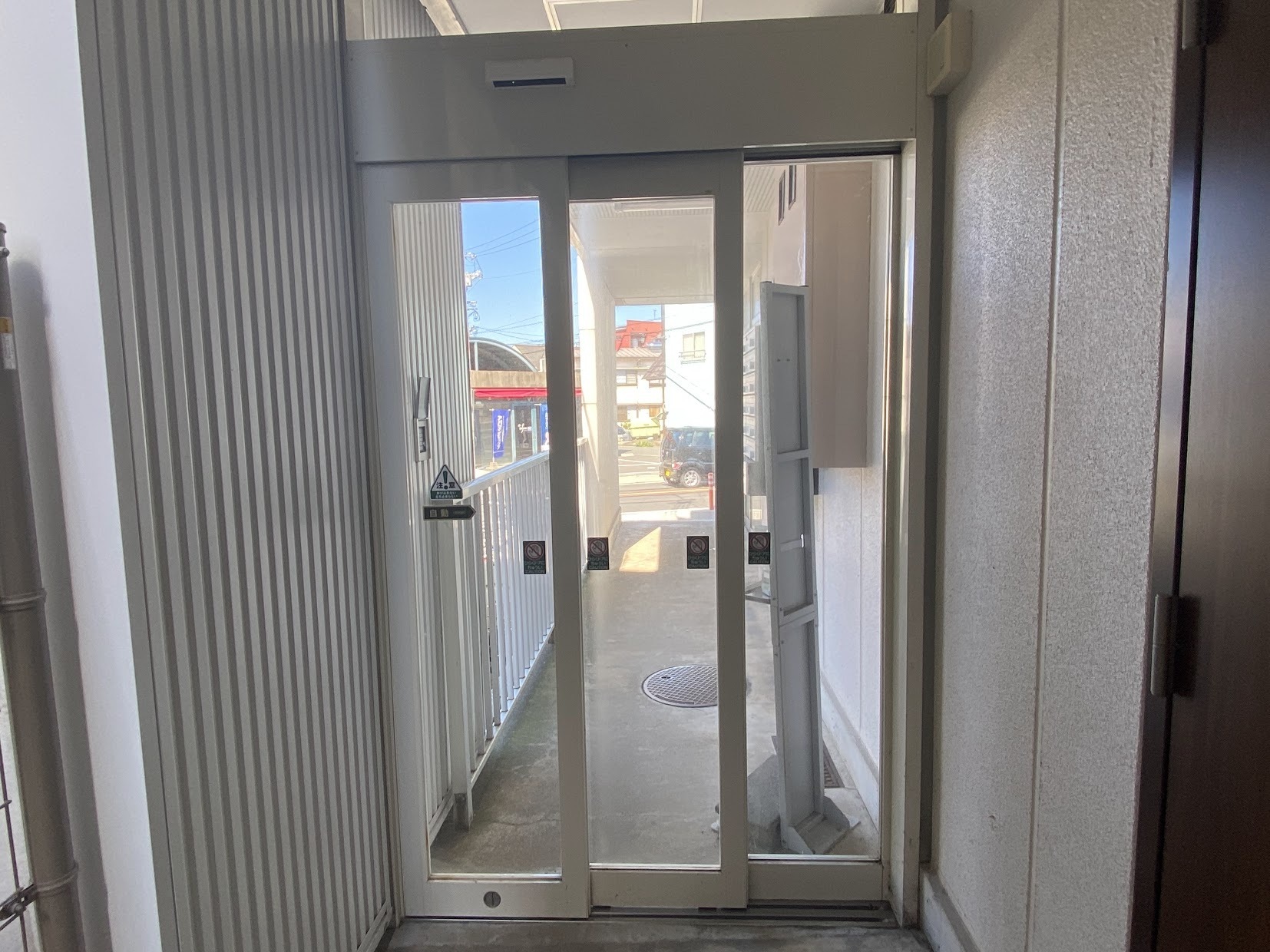 キッチン　オートロック・防犯カメラが設置され敷地内も明るく安全です