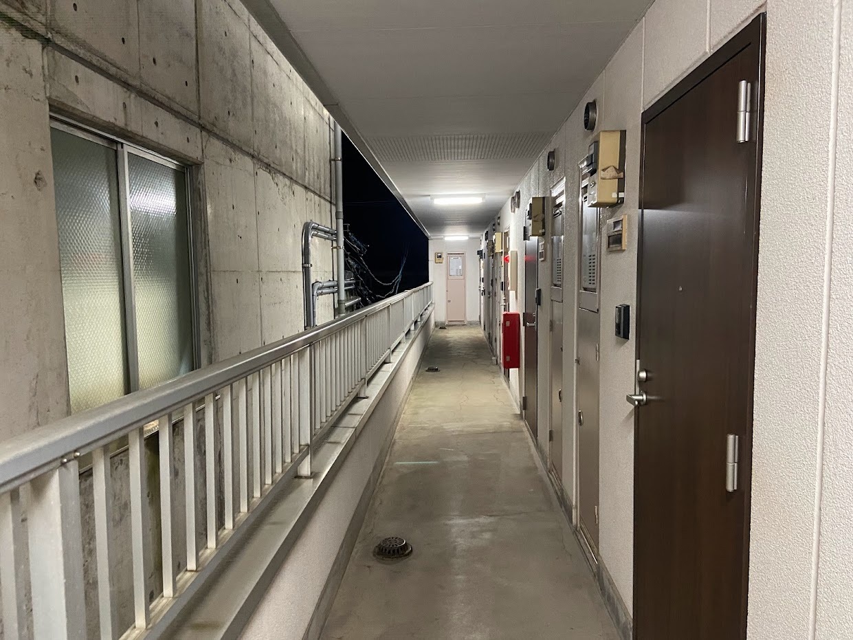 バルコニー　敷地内の照明設備が充実しており、廊下・通用路は明るく安全です