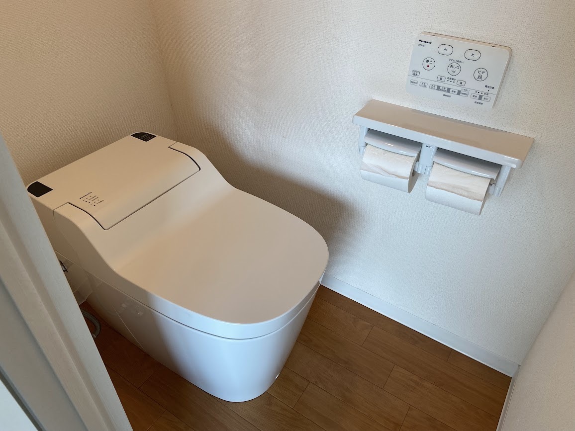 玄関　トイレの形態はウォシュレットトイレ・壁式リモコンです