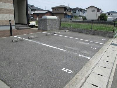 【レオパレスＥＭ１の駐車場】