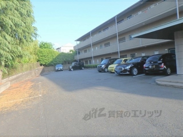 【宇治市木幡のマンションの駐車場】