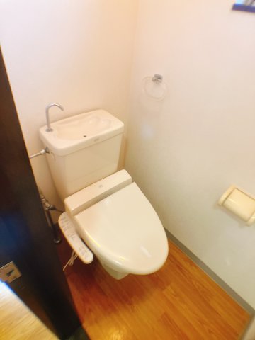 トイレ　清潔感のあるトイレには小窓付き★