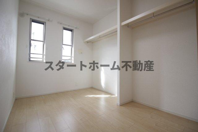 その他部屋・スペース　落ち着いた色調の寝室です