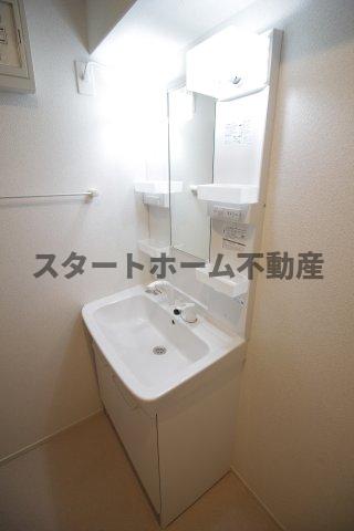 洗面設備　ゆったりとスペースのある洗面所