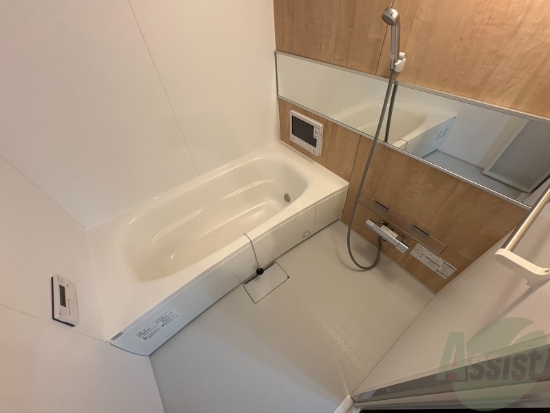 バス・シャワールーム　お風呂です。広々したバスでゆっくりくつろげます。