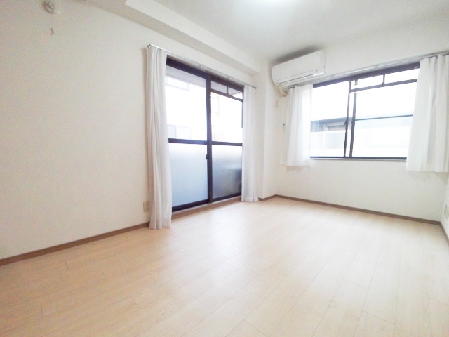 居室・リビング　2面採光・南向きの大変明るい洋室です