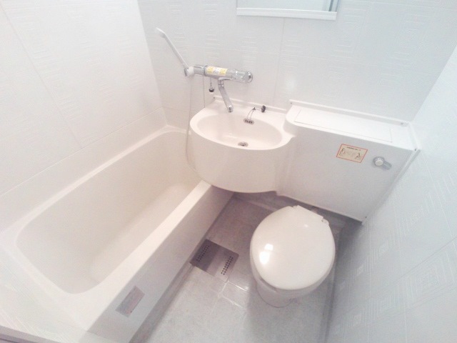 バス・シャワールーム　綺麗に改装されるユニットバス