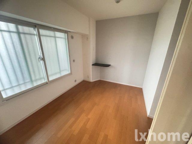 その他部屋・スペース　落ち着いた色調の寝室です