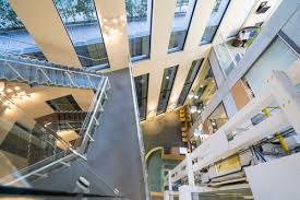 図書館　明治大学図書館中央図書館（図書館）まで202m