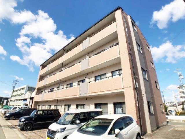 建物外観　重厚感のあるマンション。