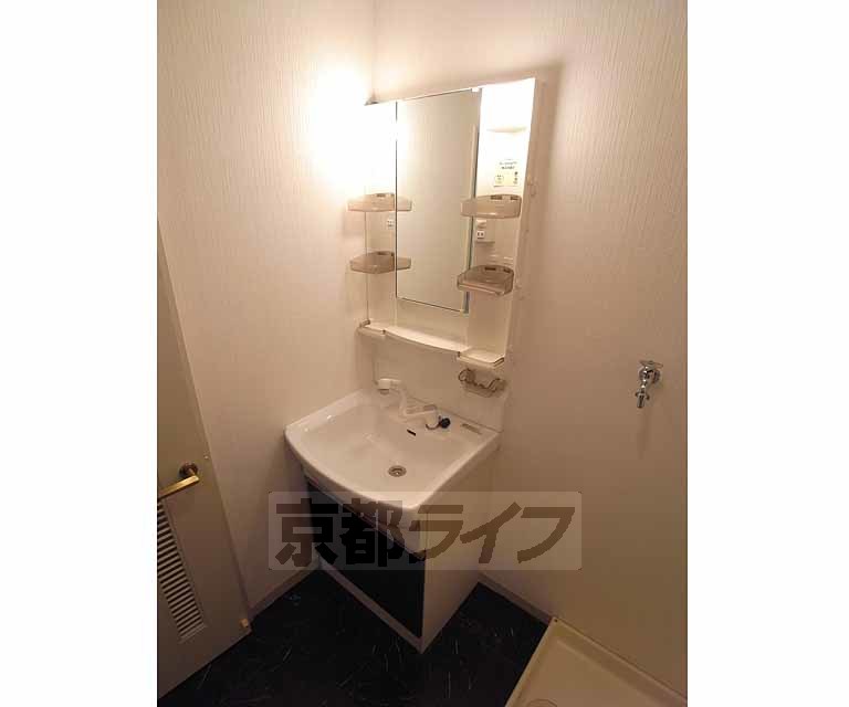 洗面設備　便利な洗面台です。