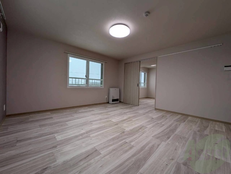 居室・リビング　木目のフローリングは落ち着きのある印象のお部屋になりますね。