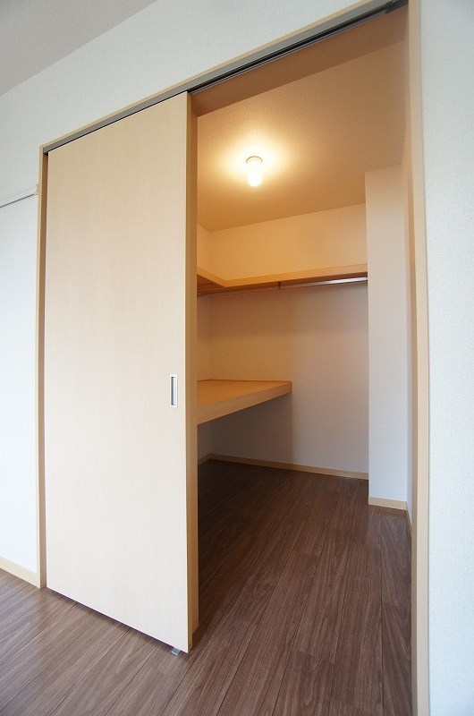 収納　たっぷり収納できるウォークインクローゼット