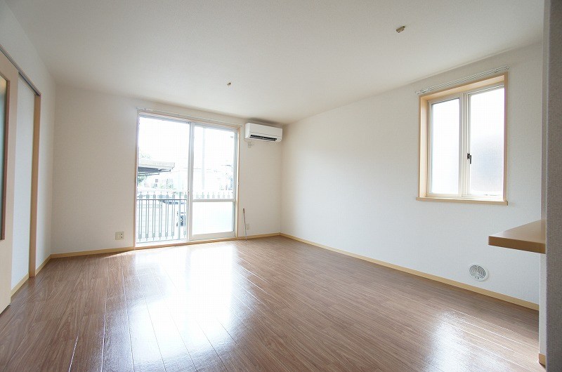 居室・リビング　明るい光が差し込むLDK15.2帖