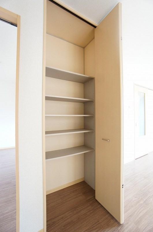 その他設備　食料品や日用品の備蓄に便利なLDK収納