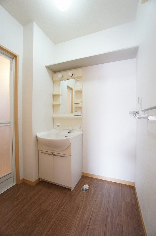 洗面設備　洗濯機置場もスペースが確保されており、使いやすい洗面室です