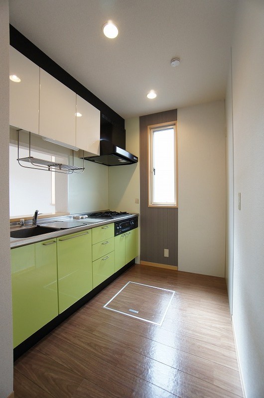 キッチン　3口コンロ付きシステムキッチンで料理も楽しめます☆